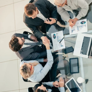 Jak dobrać krem pod oczy do wieku i problemu? 7 cech składu, które działają na cienie, obrzęki i zmarszczki (z prostą rutyną na 30 dni)